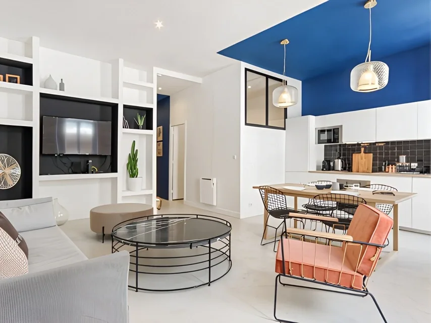 Salon d'un appartement loué en courte durée avec Coolok en Île-de-France